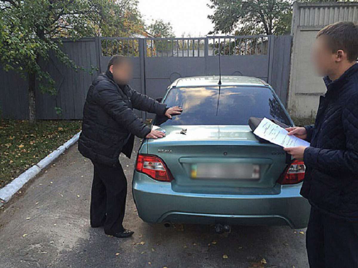 На Чернігівщині затримали на хабарі податківця