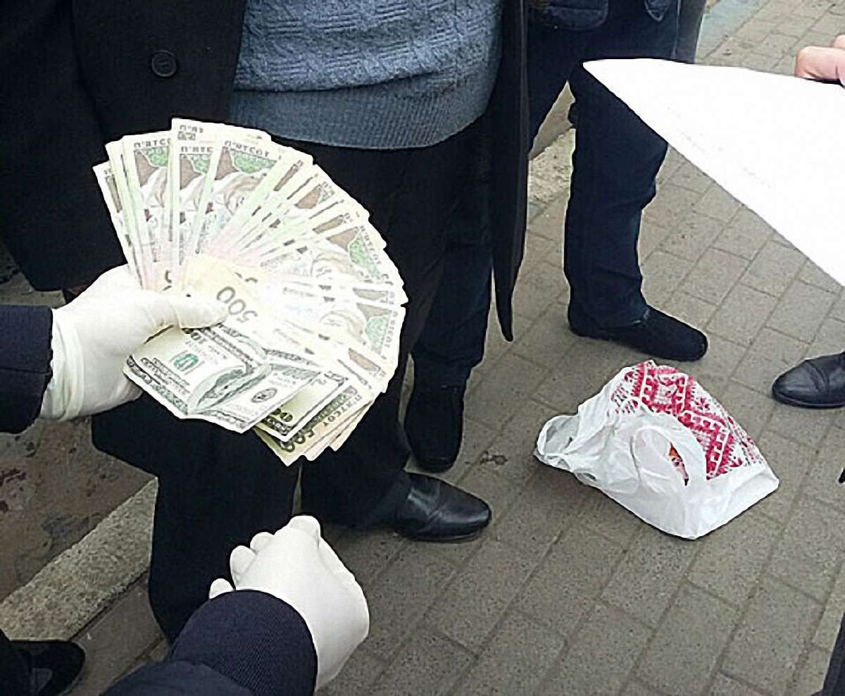 У Львові на хабарі ₴20 тис. затримали працівника Держпродспоживслужби