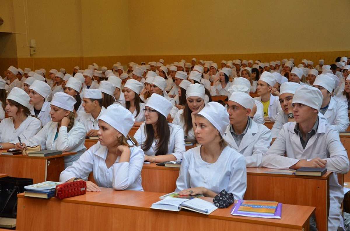 Студентів медичних вишів зобов'язали проходити військову підготовку