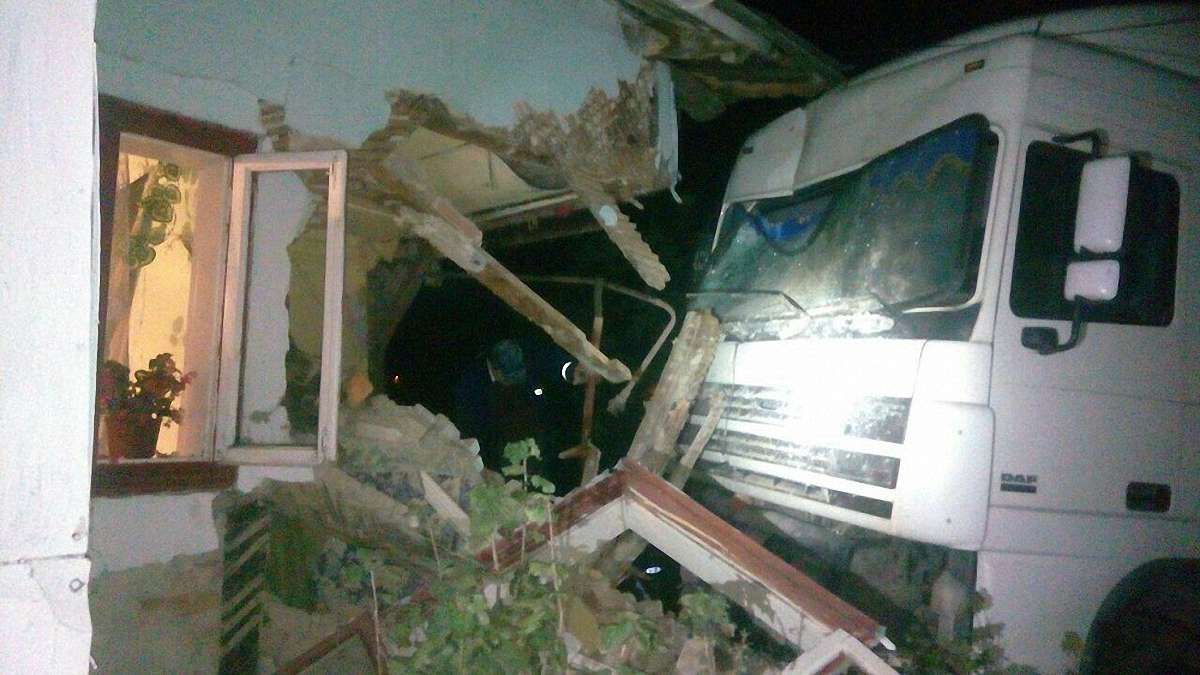 На трасі Київ-Чоп фура злетіла з дороги в житловий будинок