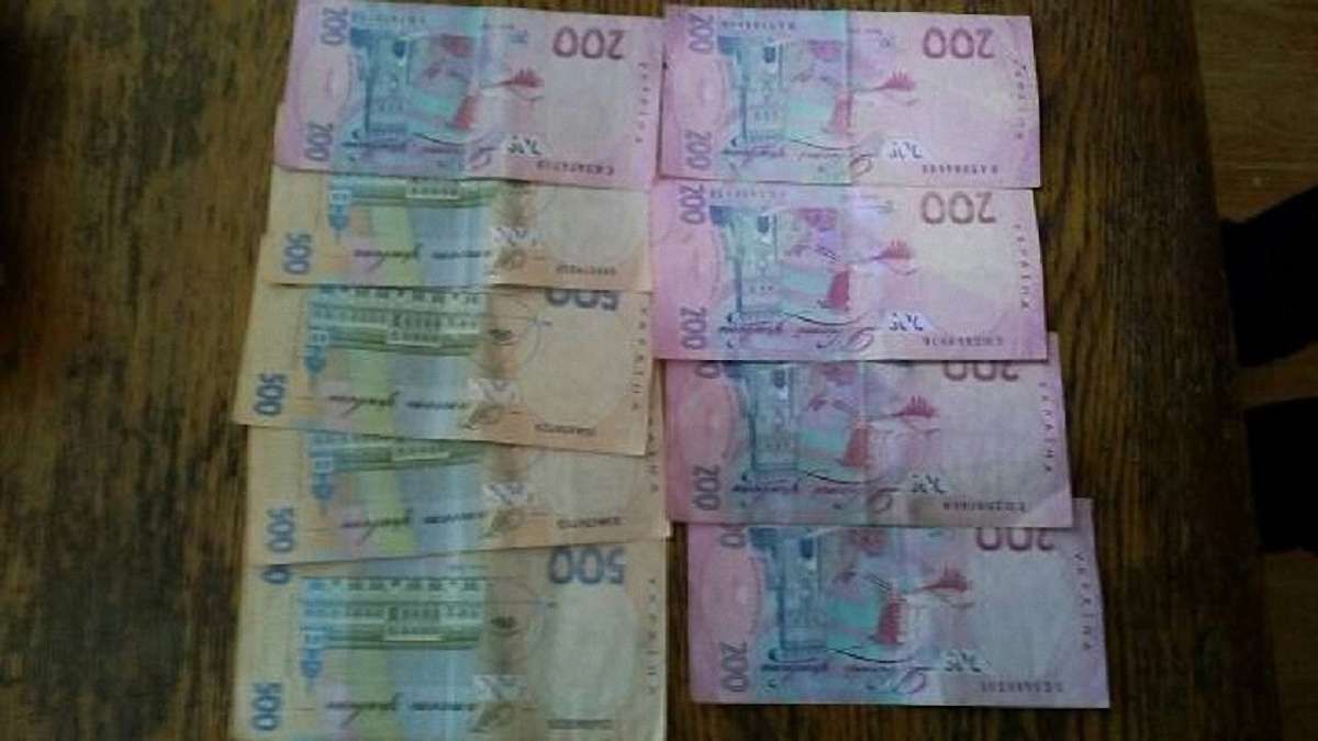 Посадовця лісгоспу на Львівщині затримали під час отримання хабара