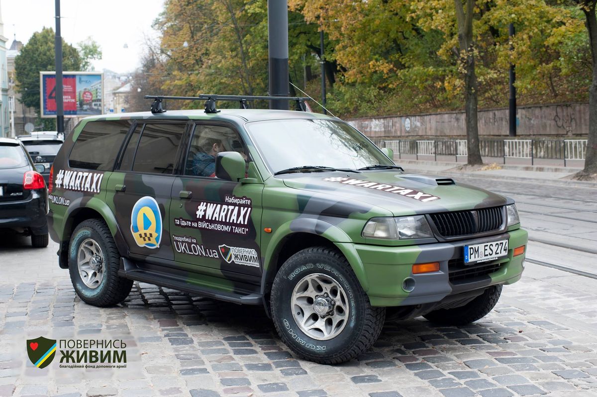 З благодійного «військового таксі» у Львові вкрали номерні знаки
