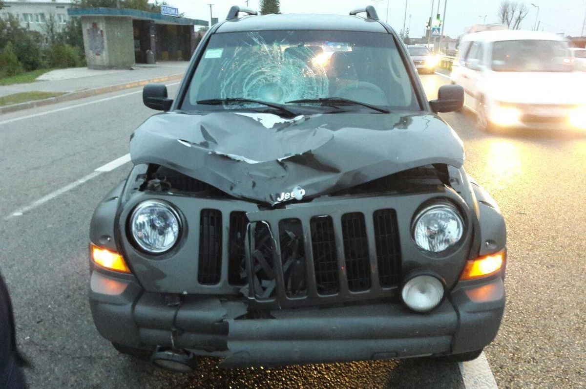 Поблизу Львова військовий автомобіль збив на переході насмерть жінку