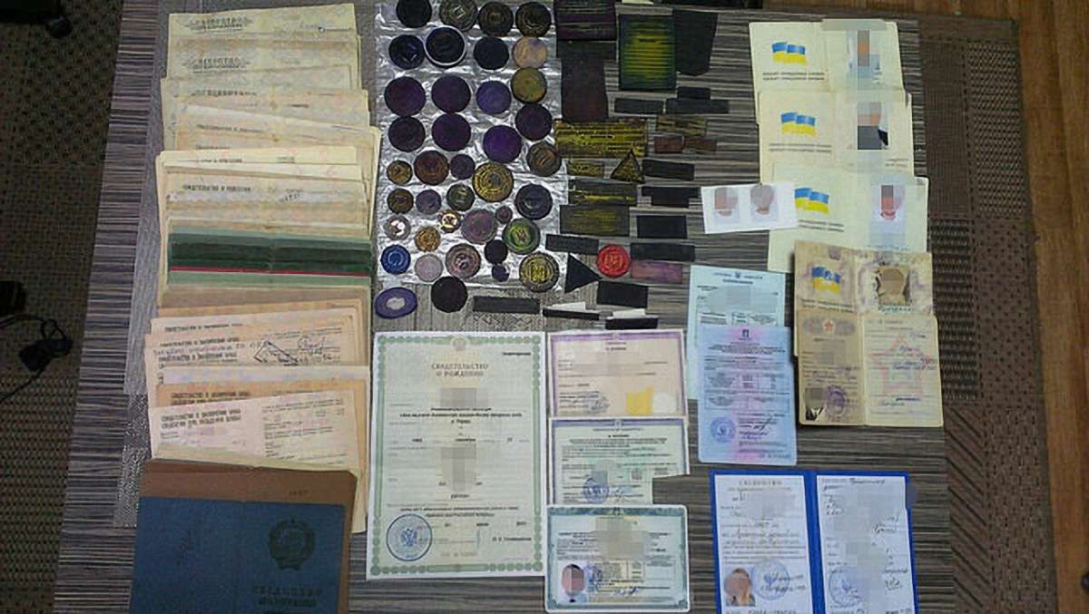 СБУ викрила злочинну групу, яка підробляла офіційні документи для бойовиків «ДНР»