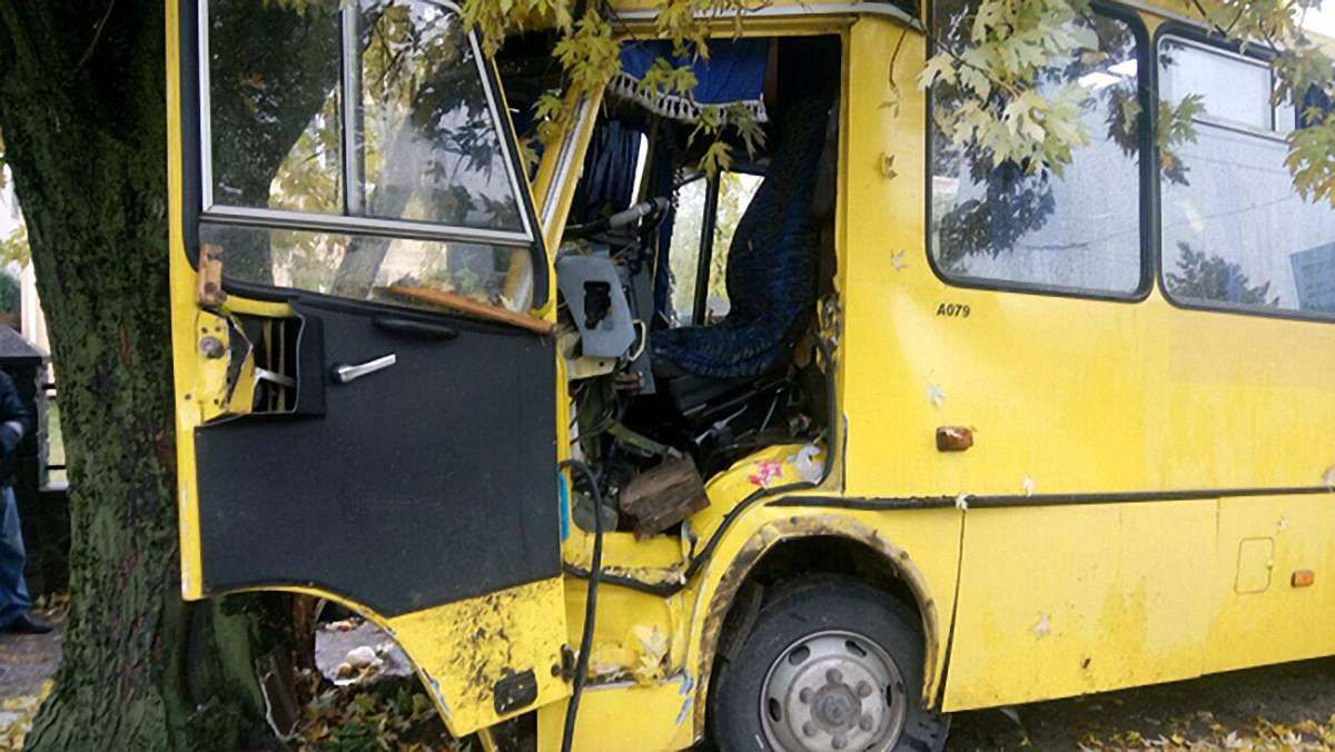 Внаслідок зіткнення маршрутки з деревом у Львові госпіталізовано 13 осіб