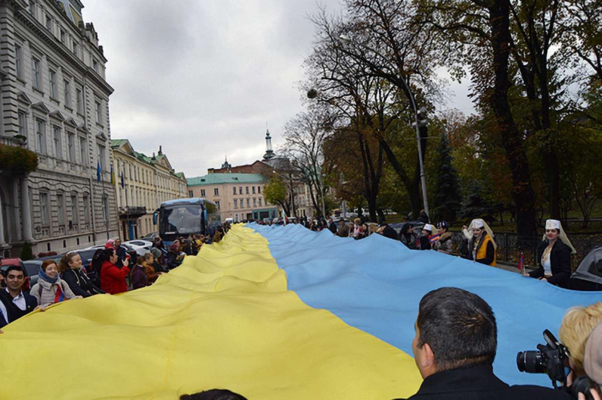 Львовом пройшла піша хода зі 150-метровим українським прапором