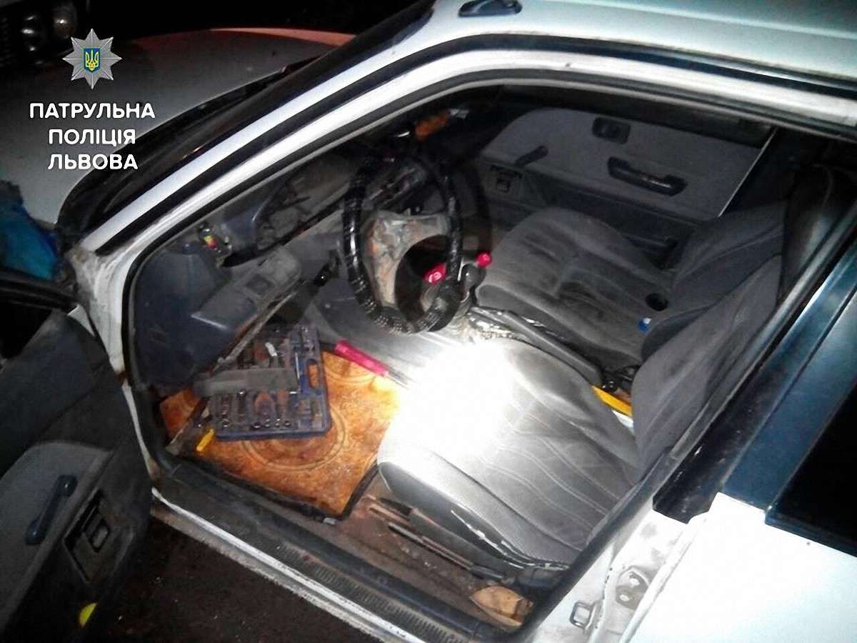 Львівські патрульні затримали «на гарячому» автовикрадачів