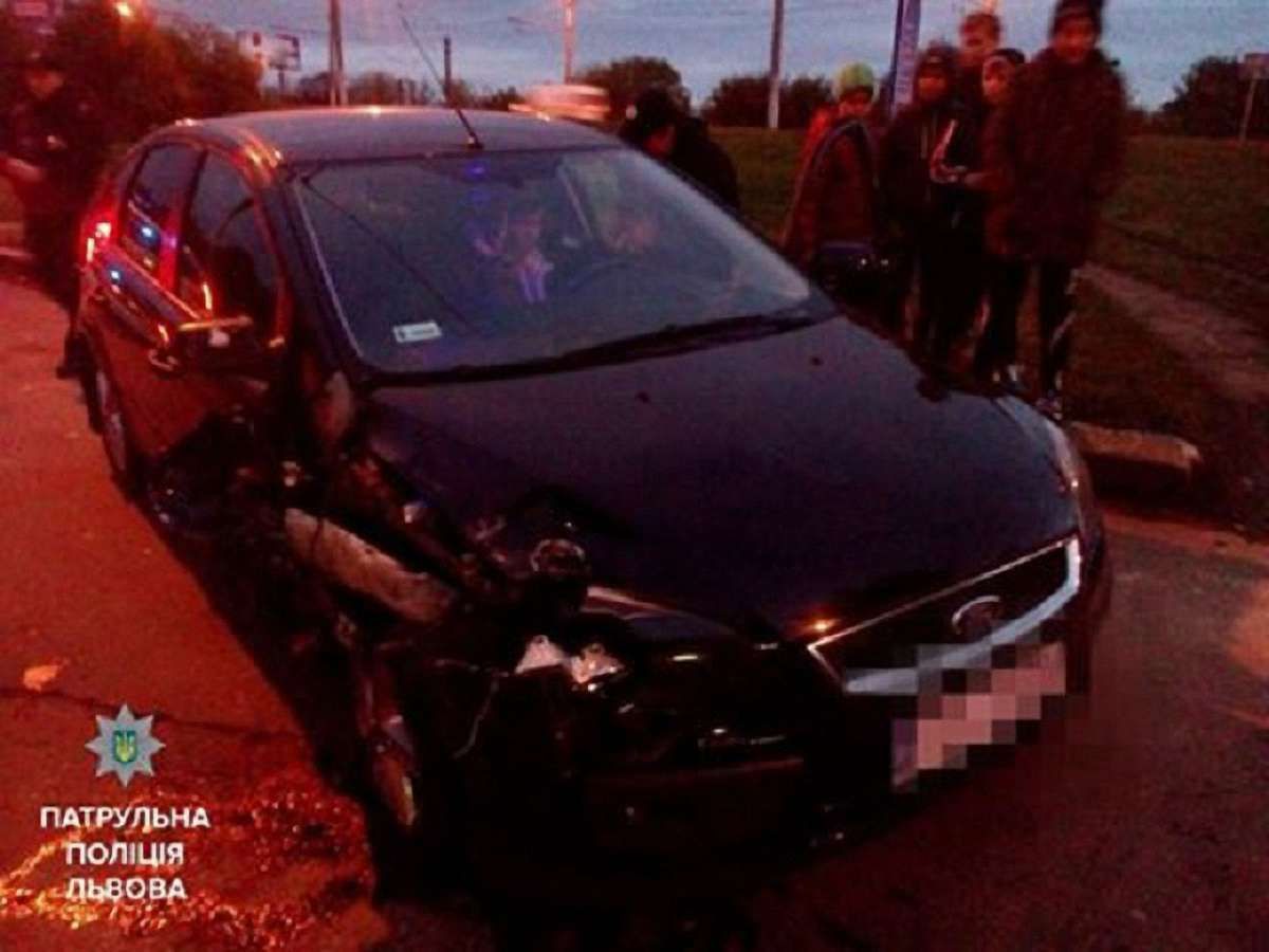 У Львові п’яний іноземець вчинив аварію і втік з місця пригоди