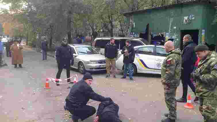 У Києві на поліцейських спробував напасти чоловік з пістолетом