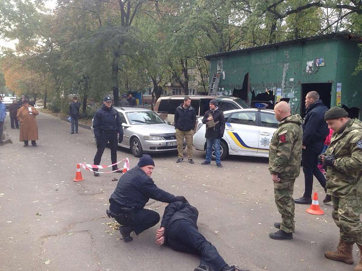У Києві на поліцейських спробував напасти чоловік з пістолетом