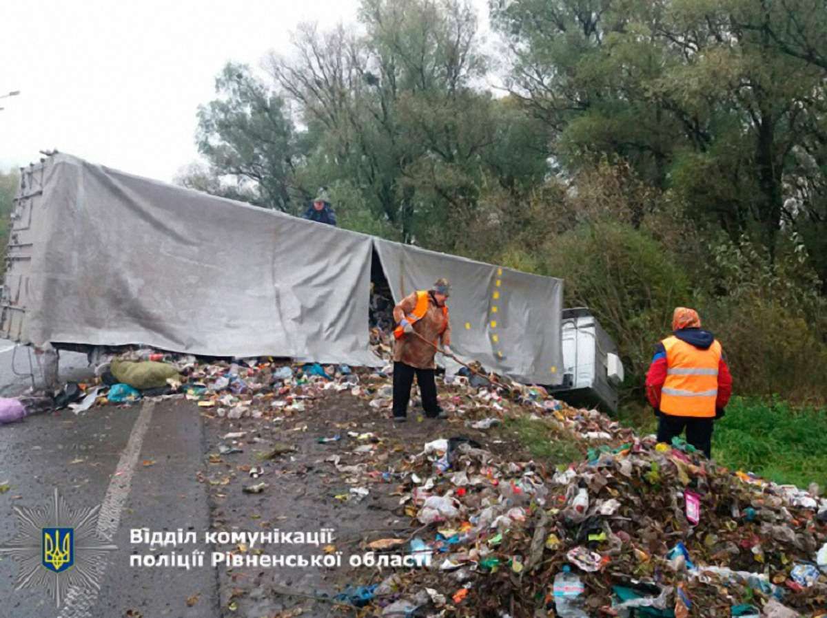 На Рівненщині перекинулась вантажівка з львівським сміттям