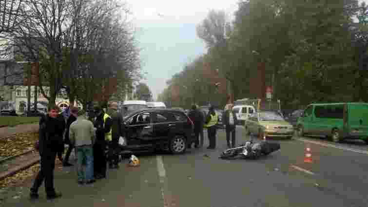 У Львові внаслідок зіткнення з авто госпіталізували водія та пасажира мотоцикла