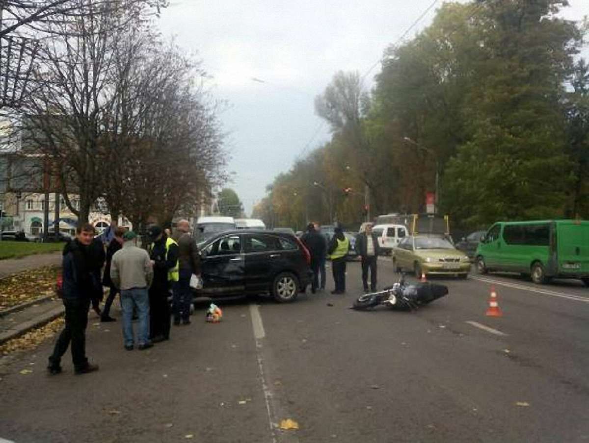 У Львові внаслідок зіткнення з авто госпіталізували водія та пасажира мотоцикла