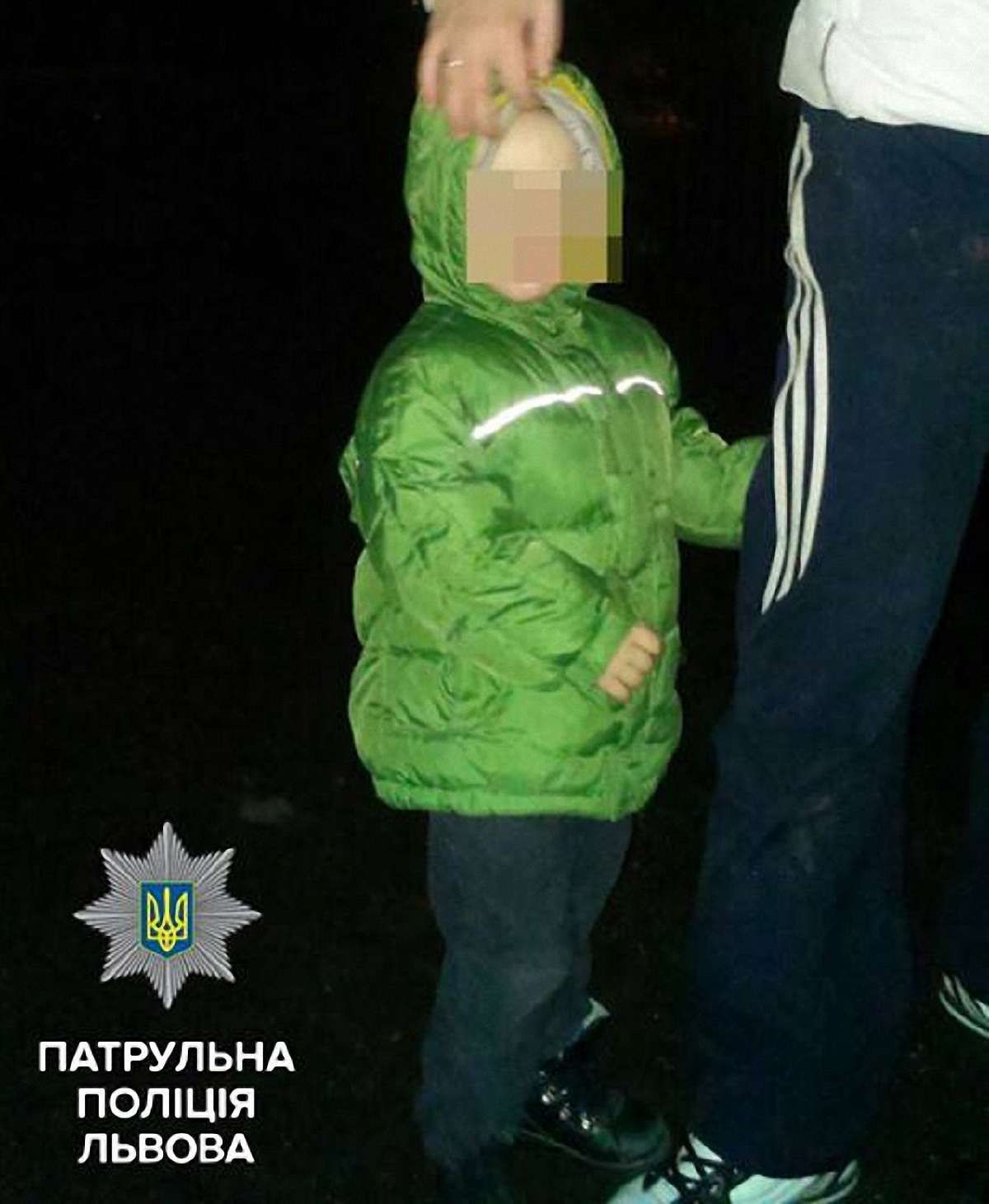 Патрульні знайшли 3-річну дитину, яку мама залишила п’яній жінці