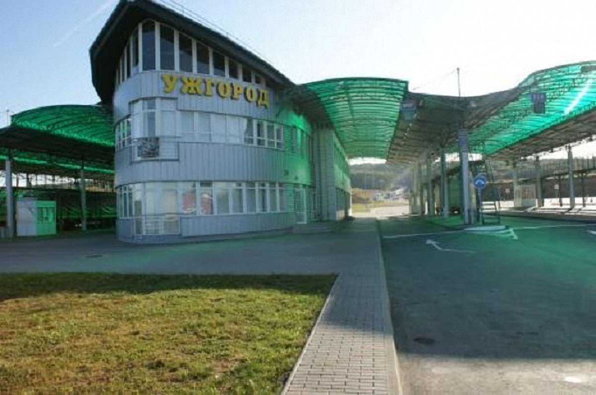 Двох головних митників Закарпаття відсторонили від роботи