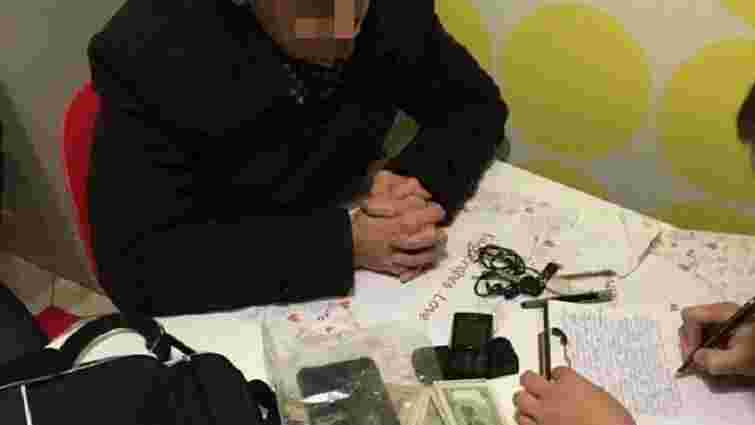 У Києві на хабарі у $5 тис. затримали захисника суспільної моралі