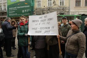 Під стінами Ратуші кілька десятків людей вимагали повернути приміські маршрутки до центру Львова