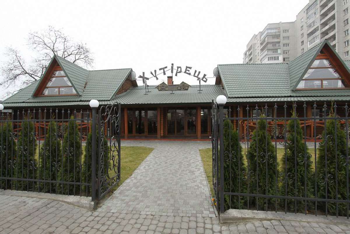 У Львові демонтують незаконно збудований ресторан на Хуторівці  