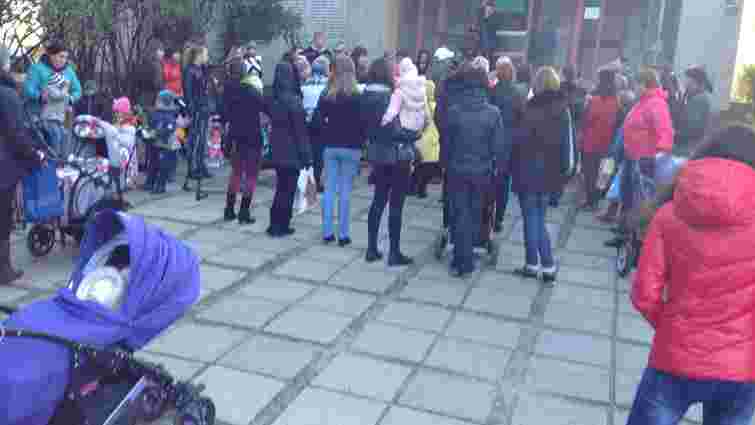 Мешканці Левандівки протестували проти закриття дитячої поліклініки