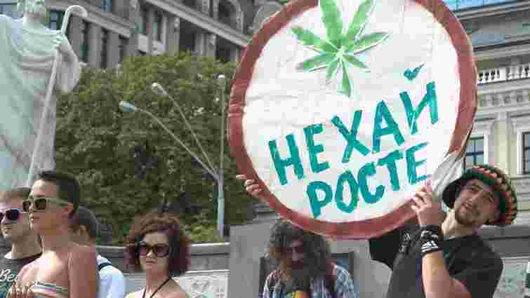 Представники «Свободи» зірвали в центрі Києва марш за легалізацію марихуани