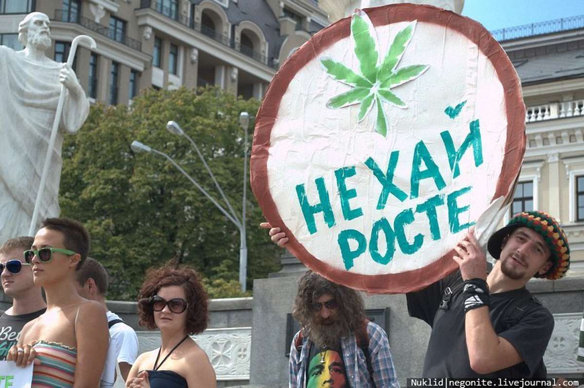 Представники «Свободи» зірвали в центрі Києва марш за легалізацію марихуани