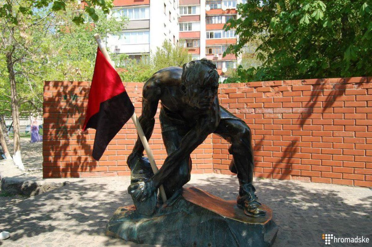 В Києві демонтували пам’ятник «Брила — зброя пролетаріату»