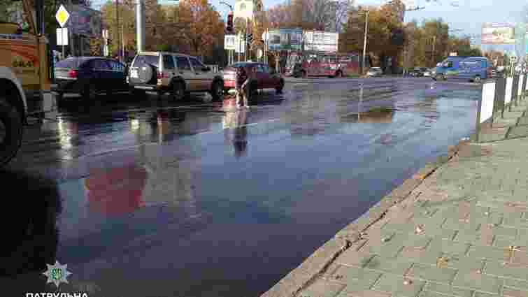 Львівські патрульні зобов‘язали підприємство помити дорогу, яку забруднив їх працівник
