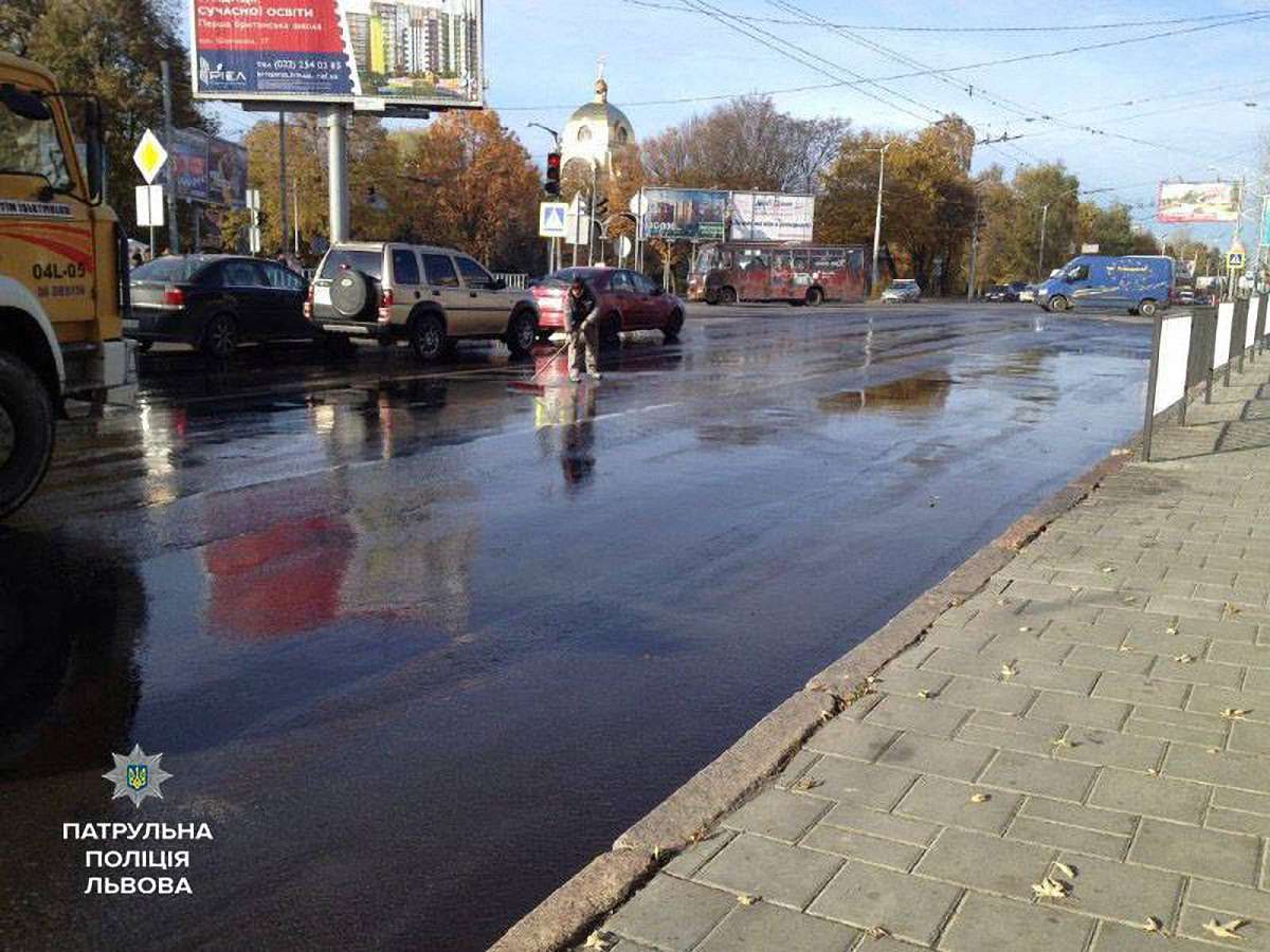 Львівські патрульні зобов‘язали підприємство помити дорогу, яку забруднив їх працівник
