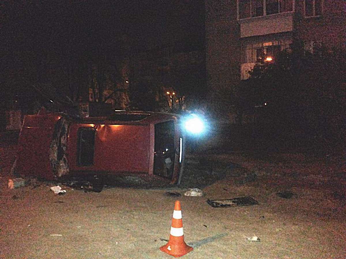 Судимий за вбивство водій, втікаючи від патрульних, в’їхав у насип піску та перевернувся
