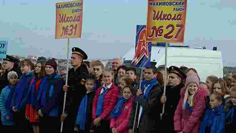 Росіяни примушують дітей окупованого Криму опановувати військову справу 
