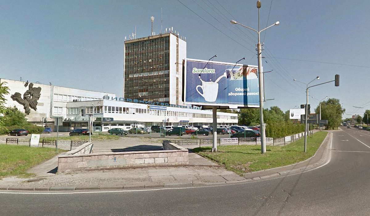 Дружина львівського банкіра судиться з міськрадою за парковку на 100 місць
