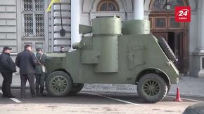 Під Львівською ОДА припаркували броньовик
