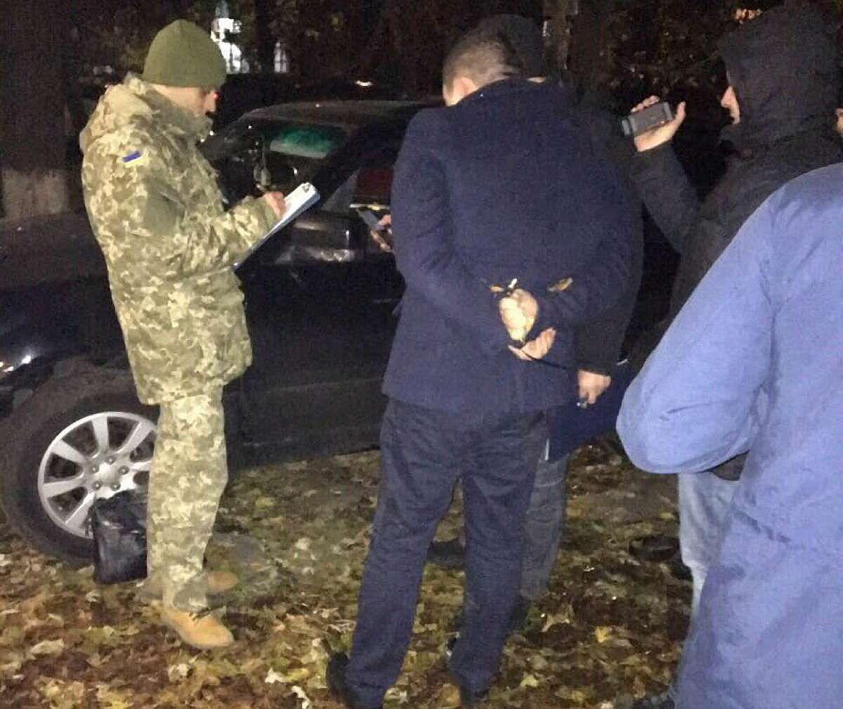 У Києві затримали поліцейського на хабарі в $500