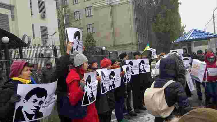У Києві активісти пікетували посольство РФ з вимогою звільнити українських журналістів 