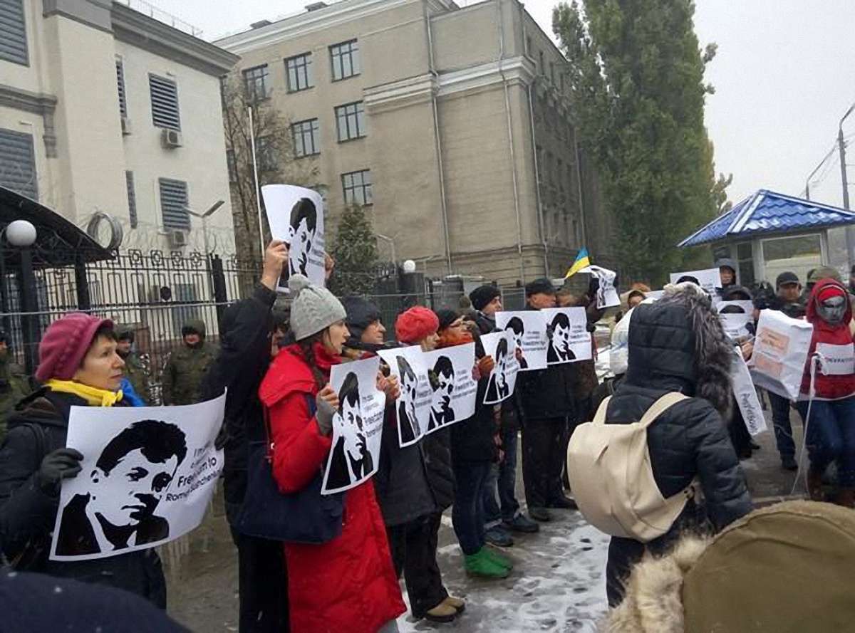 У Києві активісти пікетували посольство РФ з вимогою звільнити українських журналістів 