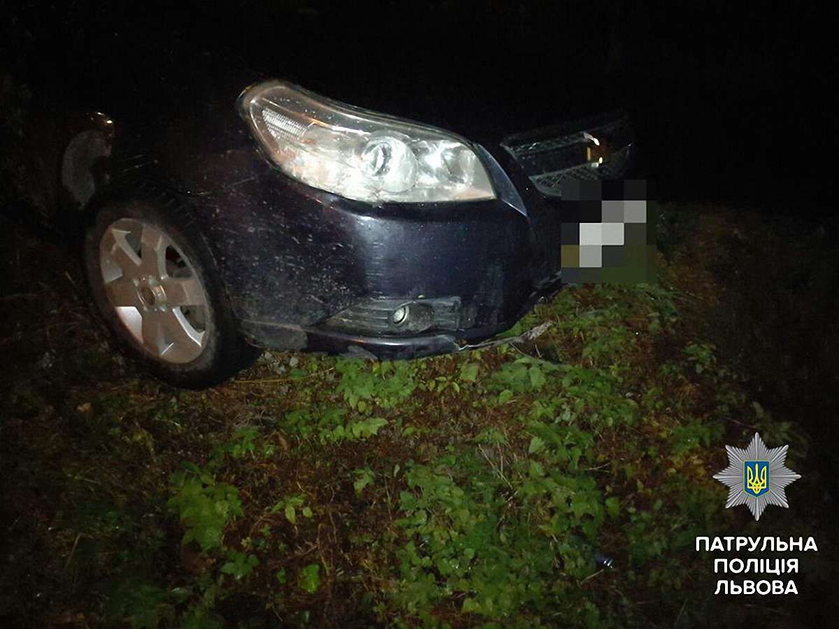 У Львові п’яний водій виїхав на узбіччя і заснув в авто