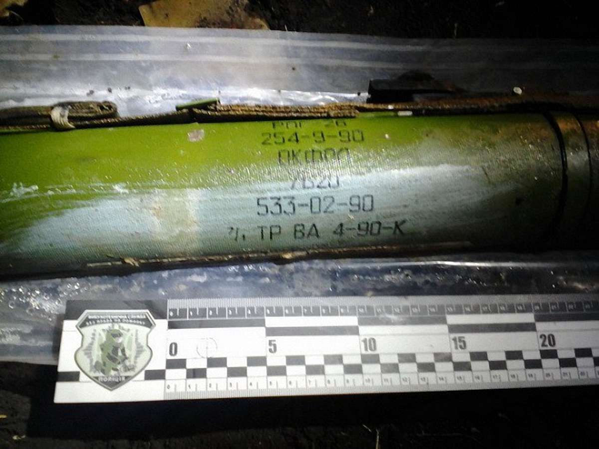 В зоні АТО виявили вісім схованок зі зброєю за два дні