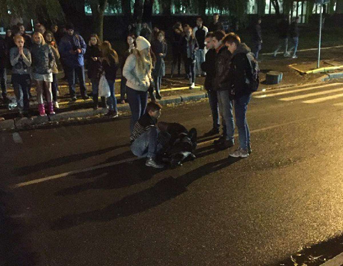 У Львові водій збив на переході дівчину і втік, покинувши автомобіль