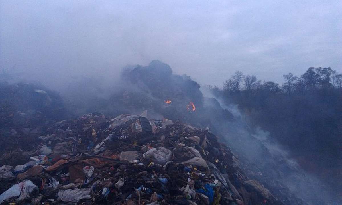 На Полтавщині другий день поспіль намагаються ліквідувати пожежу на сміттєзвалищі