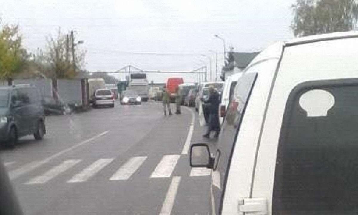 Через збій системи польської митниці на кордонах утворилися величезні черги автівок
