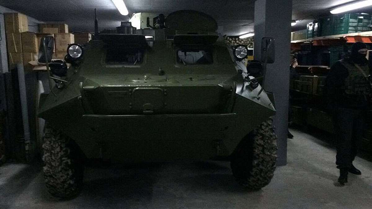 Під Києвом виявили бункер зі зброєю та БТРом