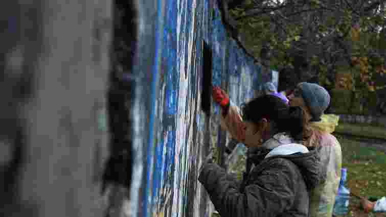 Студенти УКУ відреставрують «Стіну борців» у Львові