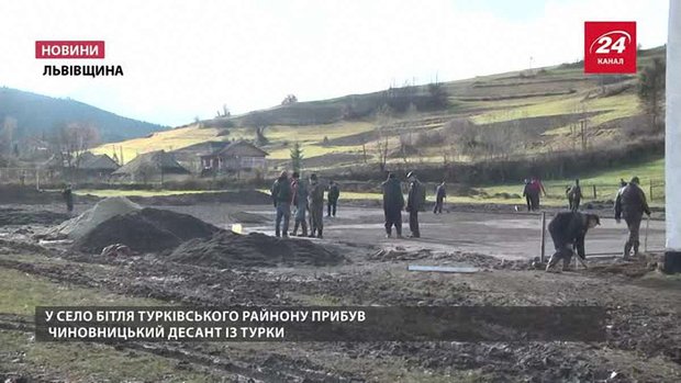 Голова Турківської РДА вивів своїх підлеглих на будмайданчик з лопатами