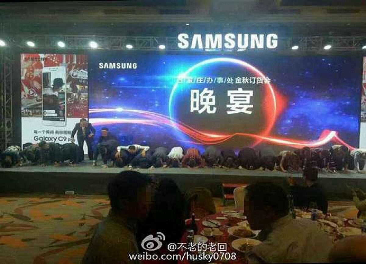 Топ-менеджери Samsung на колінах вибачалися за «вибуховий» смартфон Galaxy Note 7