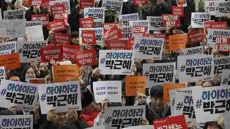 Десятки тисяч людей вийшли на антипрезидентський мітинг у Південній Кореї
