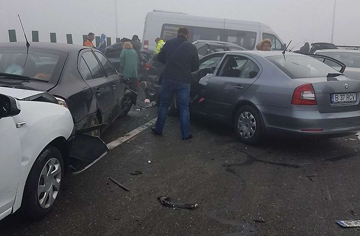 У Румунії в ДТП зіштовхнулися понад 20 автомобілів, чотири людини загинули