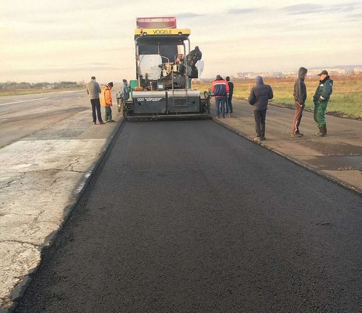 У Чернівцях ремонтують злітно-посадкову смугу аеропорту 