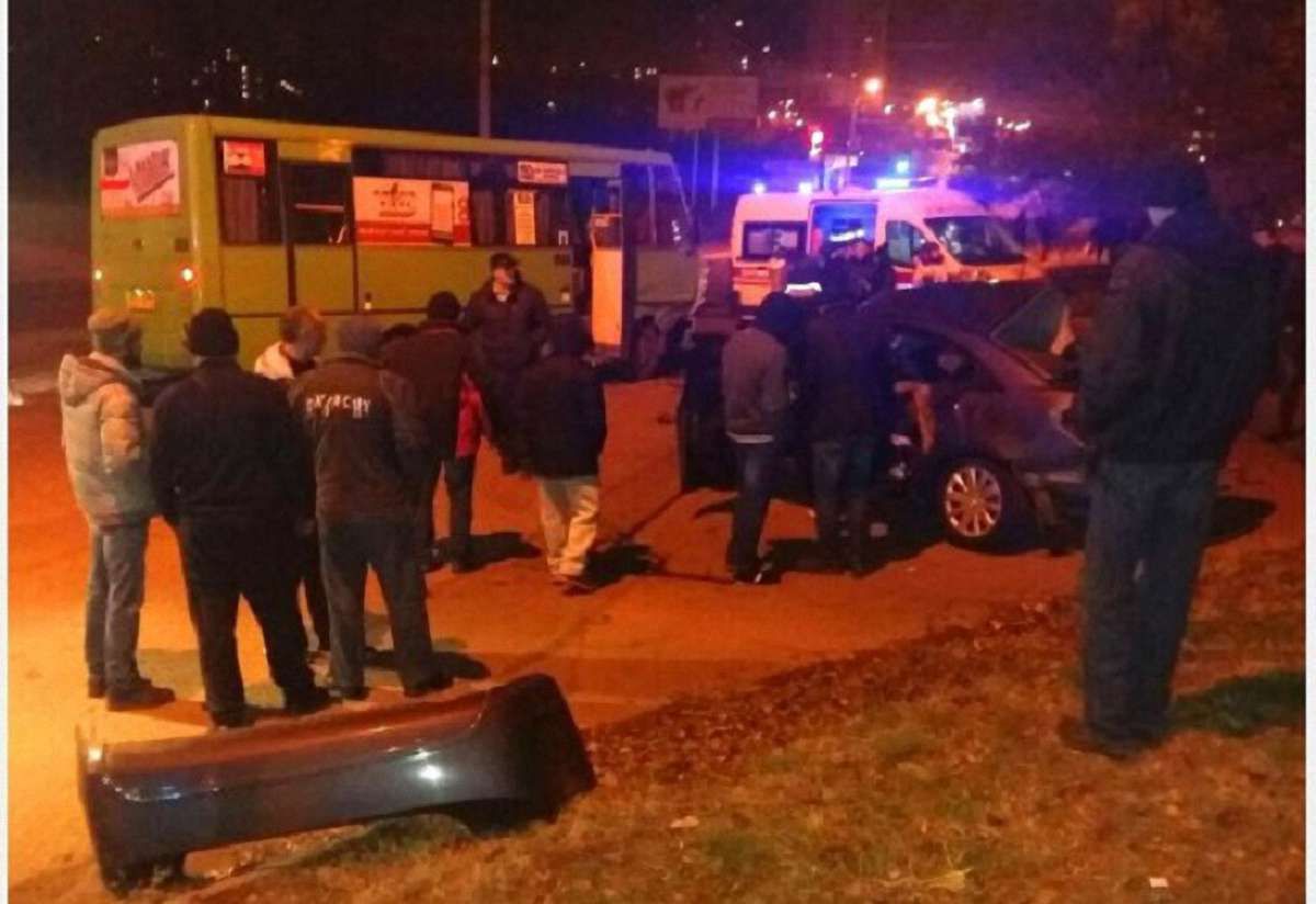 В Харкові внаслідок зіткнення маршрутки і легковика загинули троє людей