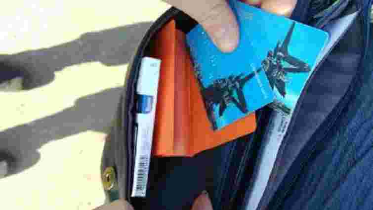 У Донецькій області прикордонники затримали жінку з банківськими картками «ДНР»
