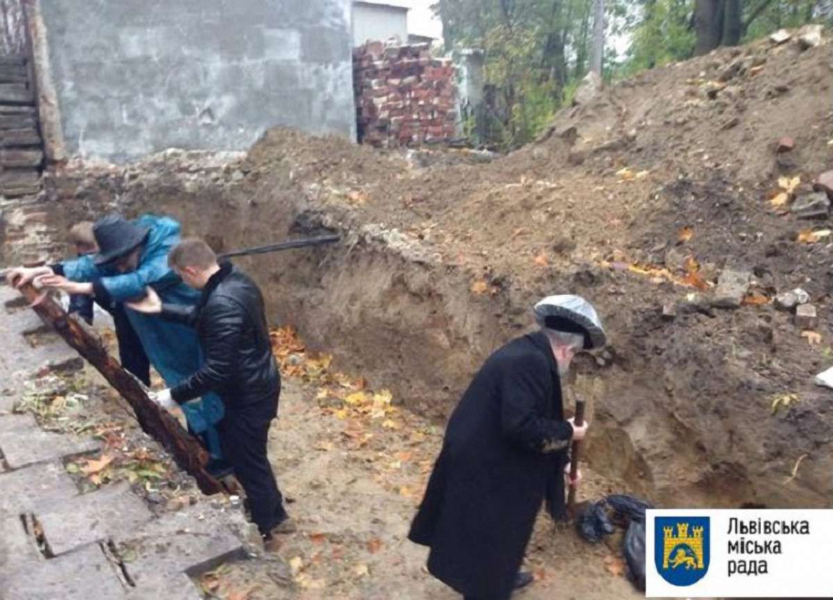 На старому єврейському кладовищі у Львові перепоховали знайдені людські останки